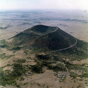 新墨西哥州卡普林火山国家纪念碑。卡普林山（Capulin Mountain）是数千年前爆发的巨大煤渣锥，高于其底部1,000英尺（305米）。“border=