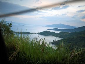 另一个爆炸湖的候选人？基沃湖（Lake Kivu）在2006年10月3日在刚果民主共和国戈马（Goma）在黄昏时看到的二氧化碳从下面的岩浆中泄漏出来，非常深。“border=