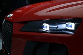 德国莱比锡国际汽车博览会(AMI)上，奥迪公司展台上的奥迪quattro激光概念车被激光大灯照亮。＂border=