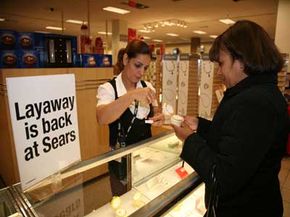 诸如西尔斯（Sears）之类的商店已经及时回到了2008年假期。“border=