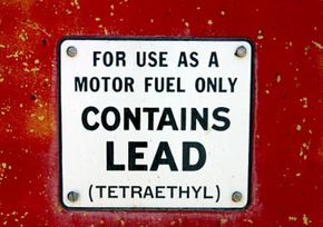 现在你不会在加油站看到这个标志，但在20世纪70年代，含铅汽油是汽车的常态。事实上，人们只叫它普通汽油，不叫含铅汽油。＂border=