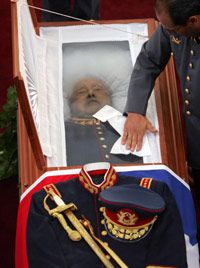 智利总统奥古斯托·皮诺切特(Augusto Pinochet)于2000年因种族灭绝18新利最新登入和酷刑在英国国际法庭受审。这张照片摄于2006年圣地亚哥。他被无罪释放。＂border=