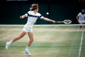 约翰·麦肯罗（John McEnroe）在1981年温布尔登男子单曲决赛中延伸到比约恩·博格（Bjorn Borg）。“border=