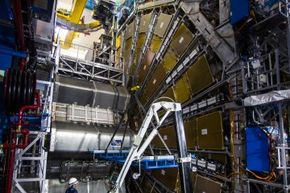 维修工人检查大型强子对撞机(LHC)隧道在CERN(欧洲核子研究组织)的研究中心11月19日,2013年,在瑞士日内瓦。”width=