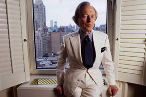 汤姆·沃尔夫(Tom Wolfe)以穿白色西装而闻名，但这位衣冠楚楚的作家的浅色衣服能让他在暖和的月份里保持凉爽吗?＂width=