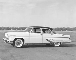 The 1955 Lincoln Capri featured a flat windshield despite the popularity of the wrapped windshield.