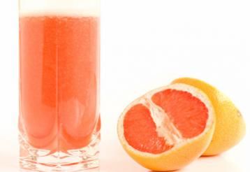 grapefruit with glass of juice