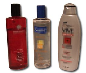 因为它是透明和油性的，硝酸甘油很容易隐藏在乳液或洗发水的瓶子里。”border=