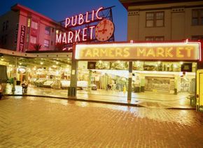 许多当地食品运动的追随者经常光顾西雅图派克街市场(Pike Street Market)等农贸市场。＂border=