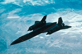 洛克希德SR-71 Blackbird（以耐热的黑色油漆命名）于1964年首次飞行，从那时起，它仍然是世界上最快的飞机。内翼和上机身中的坦克携带80,000磅的特殊，过热的燃料。查看更多军用喷气机的照片。“width=