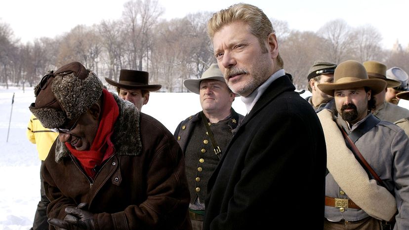 演员Stephen Lang(右)和电视主持人Al Roker(左)出席“神与将军”;2003年2月19日，纽约中央公园，美国内战重演。马克·美因茨/盖蒂图片社＂border=