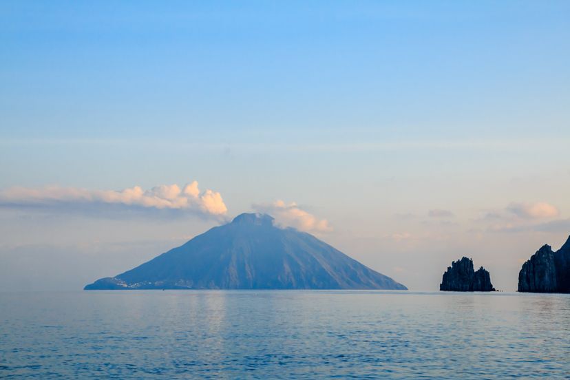 西西里岛的斯特龙波里火山＂border=