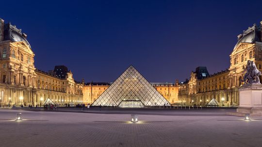 7 Dazzling Details About the Louvre Pyramid