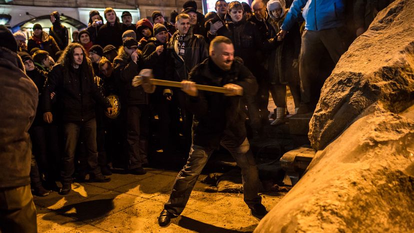 Ukrainians destroy statue of Lenin