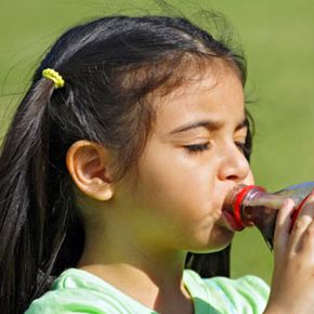 经常喝苏打水的孩子会喝更少的牛奶、水和果汁，大量饮用软饮料会导致必需维生素、矿物质和膳食纤维的摄入量减少。＂border=