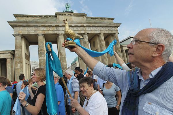 peace activists, Brandenberg gate