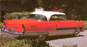 1955年的帕卡德（Packard）看上去很新。实际上，它使用了1951  -  1954年重新设计的Bodyshell。“border=