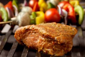 烤西冷肉和蔬菜串看起来不太像减肥食品。但如果你是旧石器饮食，这是常见的食物。查看更多减肥技巧图片。＂width=