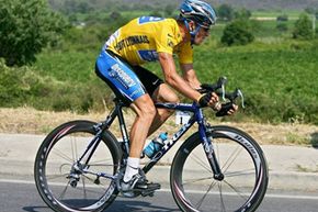 兰斯·阿姆斯特朗（Lance Armstrong）在2005年7月15日星期五的环法自行车赛骑自行车比赛的第13阶段踏板。他的有效踩踏增加了他的力量输出。“width=