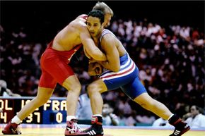 在1996年的奥运会上，几名俄罗斯运动员在bromantan检测呈阳性后被取消资格。其中一名运动员是扎法·古列耶夫(Zafar Guleyev)，他在古典式摔跤比赛中失去了铜牌(如图)。＂border=