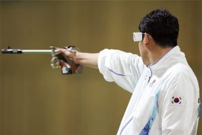 2004年雅典奥运会，韩国选手Jin Jong-oh参加男子50米气手枪比赛。信不信由你，枪手也会吸毒。＂border=