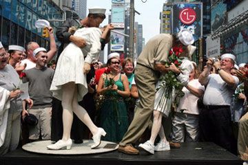 Carl Muscarello and Edith Shain (right) recreate the iconic pose that Alfred Eisenstadt made famous in his 1945 "V-J Day in Times Square" photo.