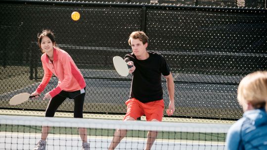 Pickleball !这是快速增长的运动与有趣的名字”border=