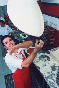 约翰·施纳特（John Schnatter），爸爸约翰（Papa John's）的创始人。查看更多国际番茄菜的图片。“width=