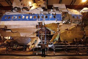 2008年1月15日，泛美航空103航班的重建残骸躺在英国范堡罗的一个仓库里。”width=