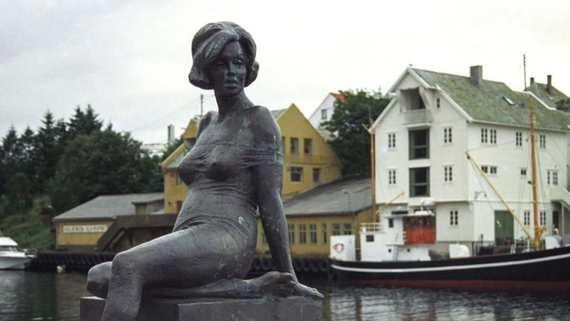 Marilyn Monroe statue