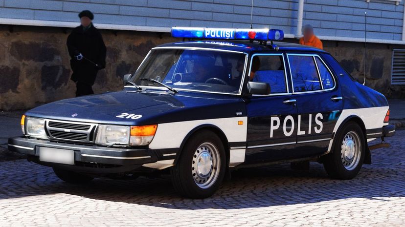 19 - Saab 900 police