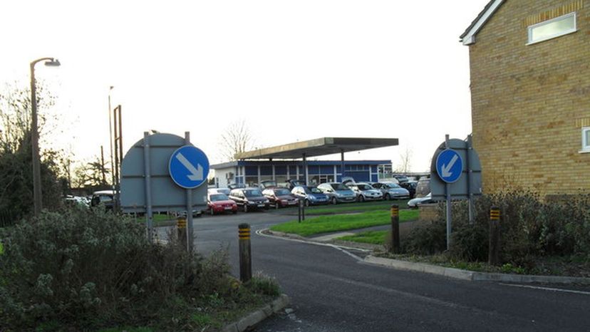 Priority_sign_in_Constantine_Avenue_-_geograph.org.uk_-_1621734