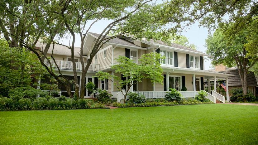 Residential home with large green front lawn in Dallas, Texas