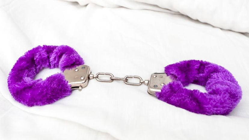 Q 08 Handcuffs