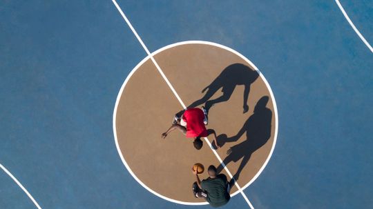 如果我们给你3个NBA最伟大的中锋，你能认出这支NBA球队吗?＂border=