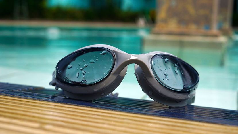 4 Swimming goggles