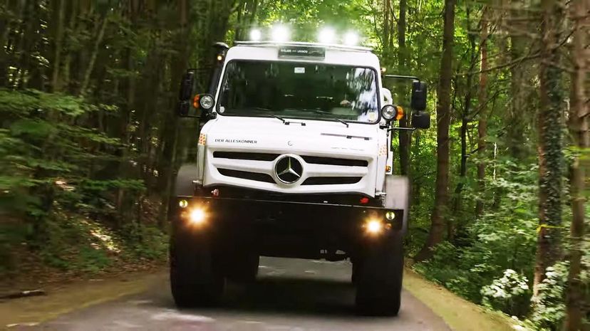 12 - Mercedes-Benz Unimog