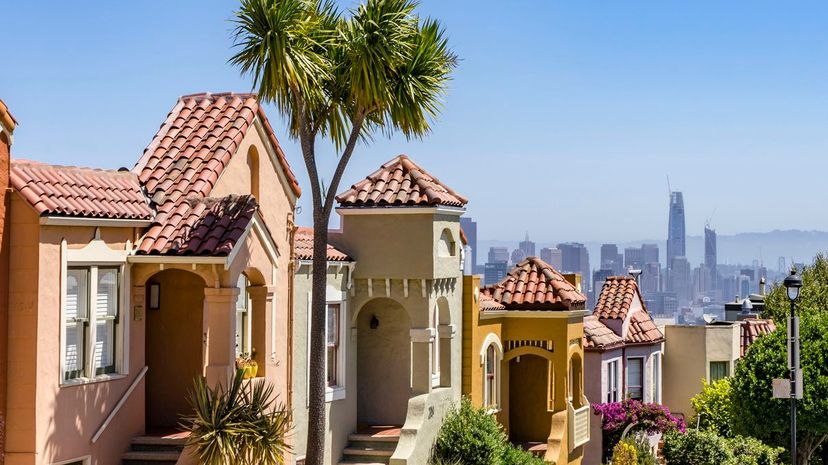 San Francisco neighbourhood with view on skyline