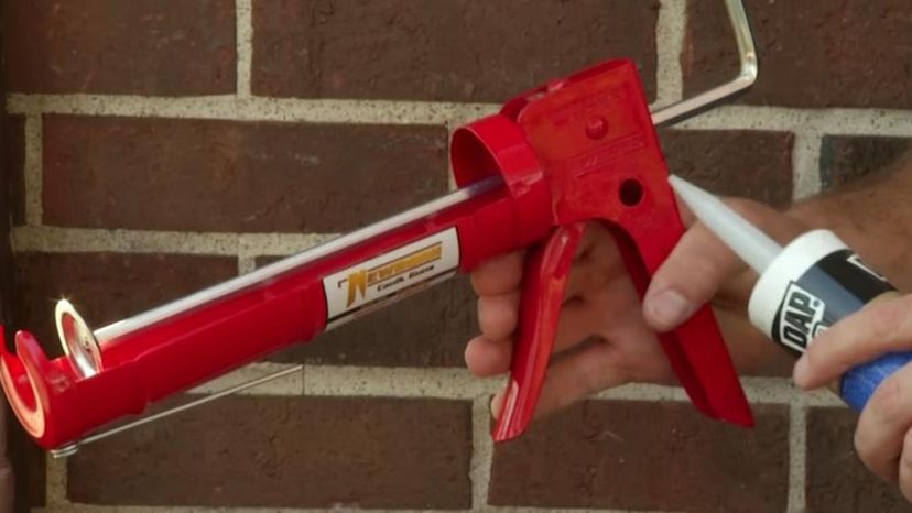 Caulk gun