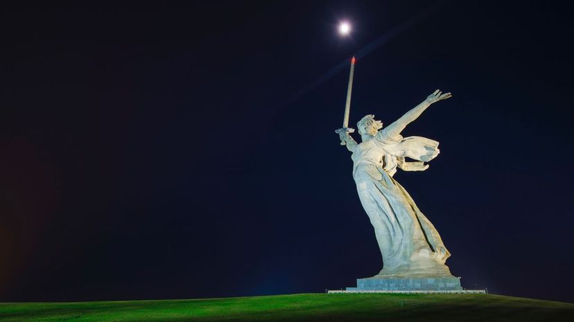 The Motherland Calls statue, ÃÂÃÂ¸_Ã‘Ë†ÃÂ°ÃÂ³Ã‘Æ’_ÃÂ½ÃÂ°ÃÂ·ÃÂ°ÃÂ´!