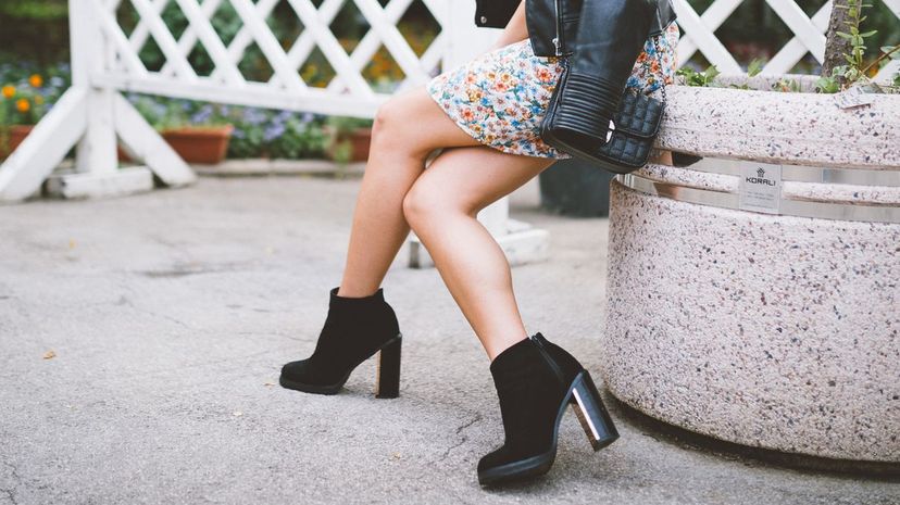 Q 10 Ankle boots
