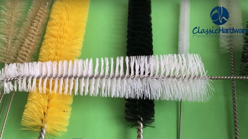 Pipe cleaning brush