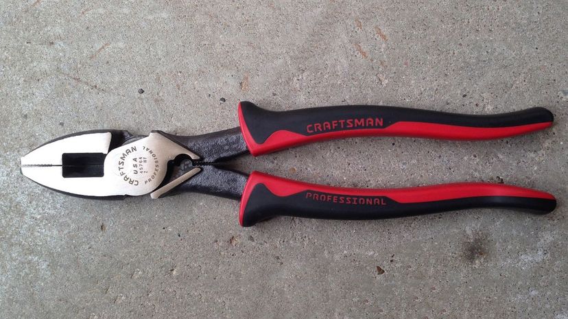 9-_lineman's_pliers