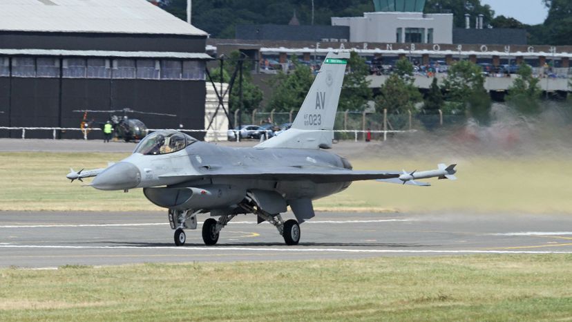General Dynamics F-16 (Fighting Falcon)
