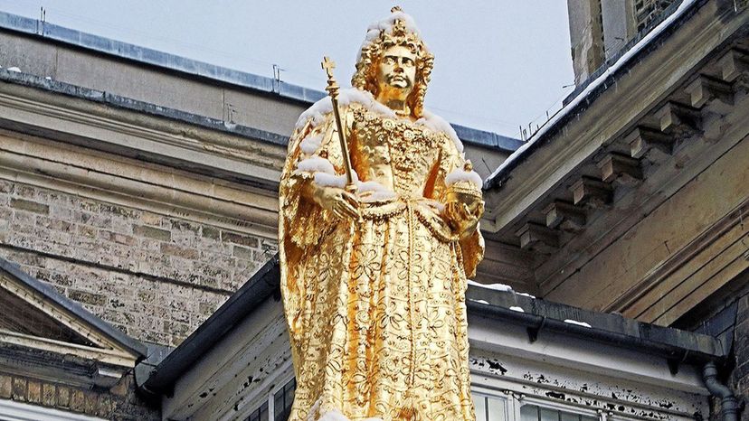 Queen_Anne_s_Statue_In_Kingston-upon-Thames_Market_Place_-_London