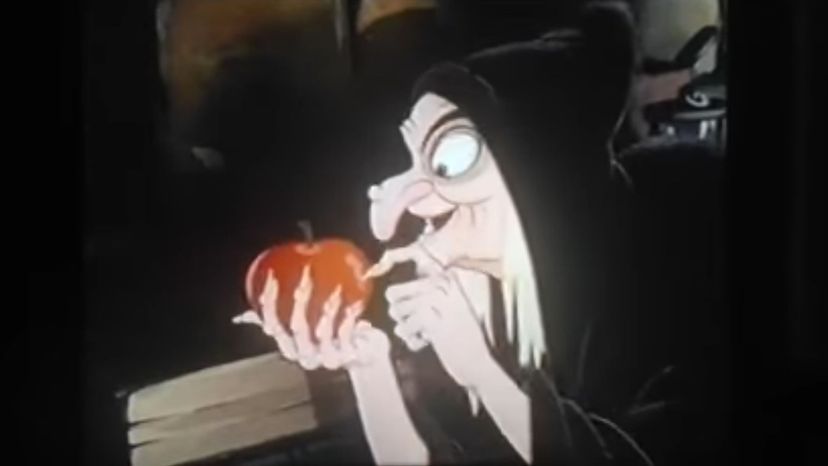  poison apple - Snow White and the Seven Dwarfs (1937) 
