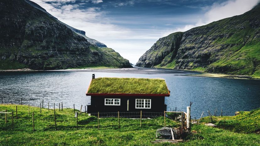 house at saksun with grass on the roof