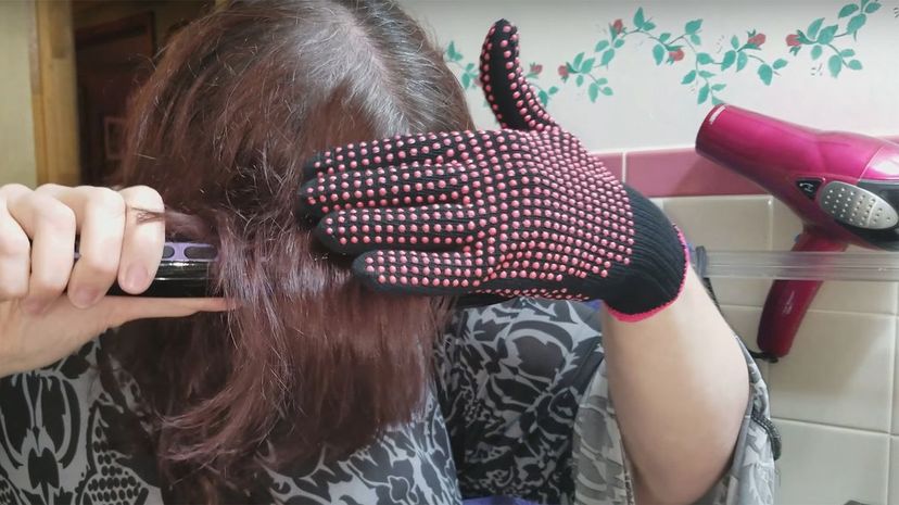 Heat-resistant hair glove