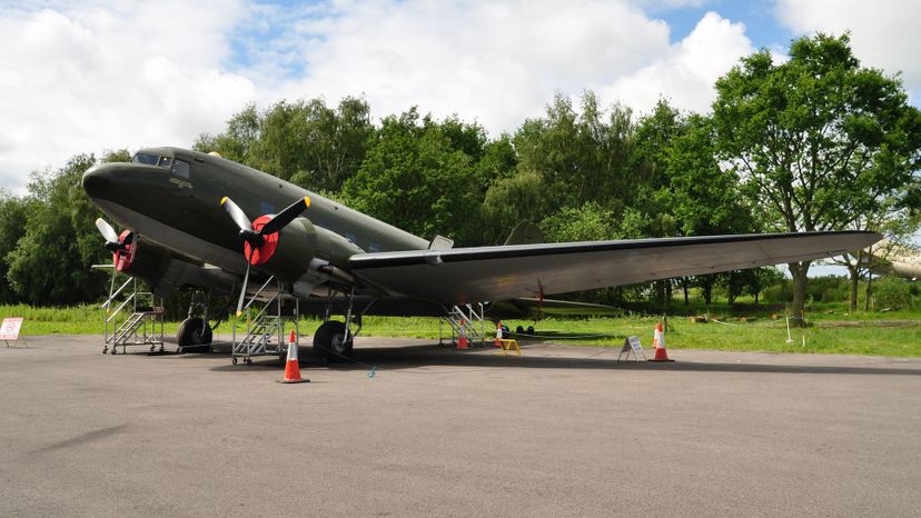 9 Douglas_DC-3_(Dakota)_Yorkshire_Air_Mu