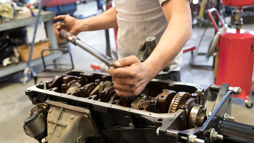 Auto Repair Garage with Mechanic, Torque Crankshaft Main Bearings